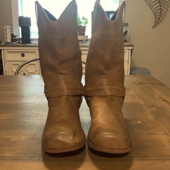 Tan western style boots. Size 40 (fits 8.5-9) - Picture 2 of 4